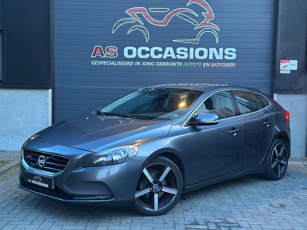 Volvo V40 - 1.6 D2 R-Design - CAMERA - Airco - Keyless - Navi - AutoWereld.nl