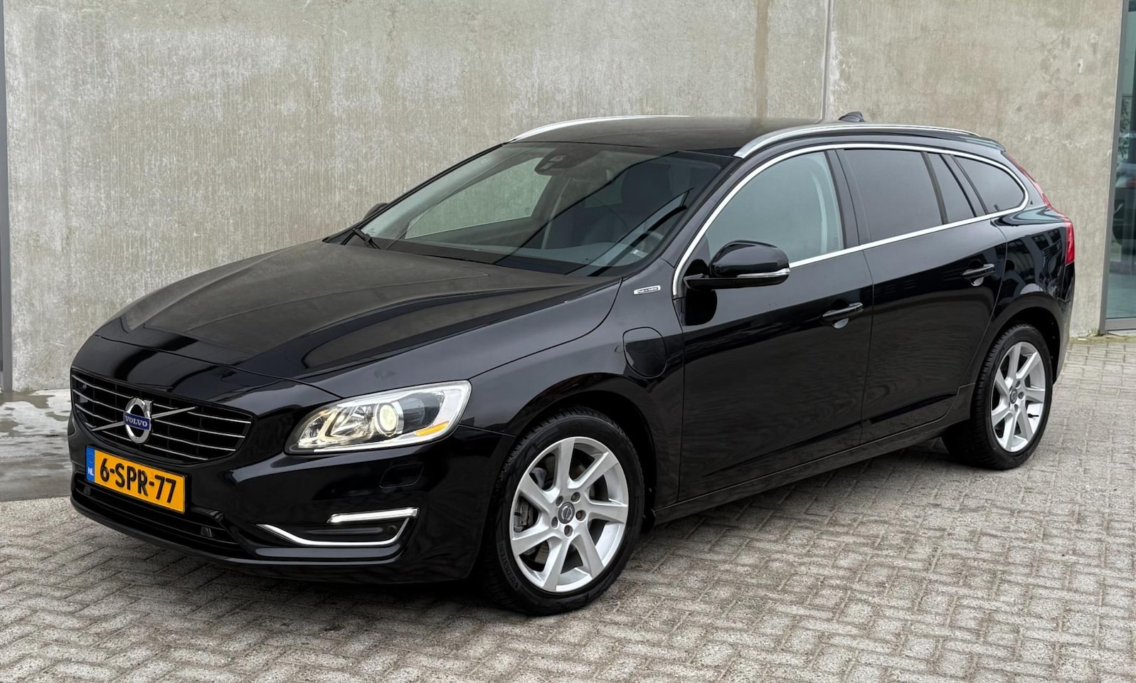 Volvo V60 - 2.4 D6 AWD PHEV 215pk 2013 Zwart LEDER|NAP|2E EIG. - AutoWereld.nl