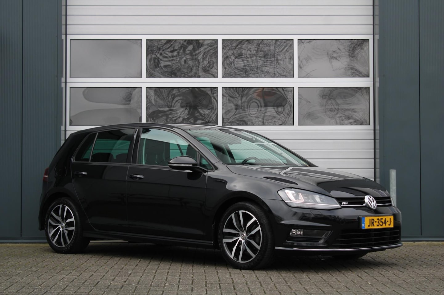 Volkswagen Golf - 1.2 TSI Connected Series R-Line Cruise/Camera/Stoelverwarming/Bi-Xenon/Keyless/PDC/LED/Hal - AutoWereld.nl