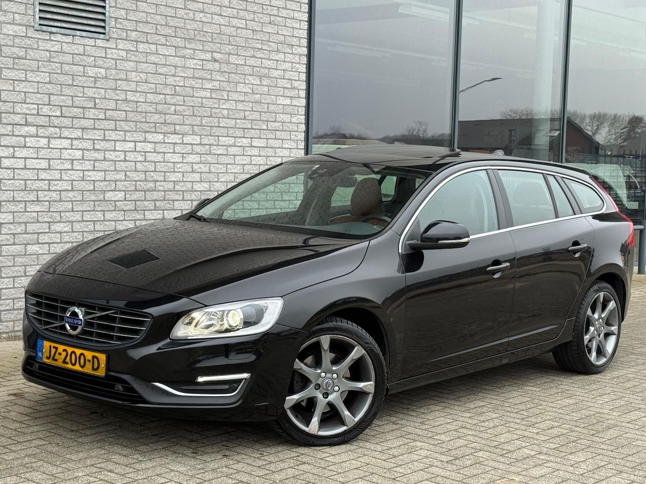 Volvo V60 - 2.0 D4 Nordic+ Xenon|Navi|Cam|NAP - AutoWereld.nl