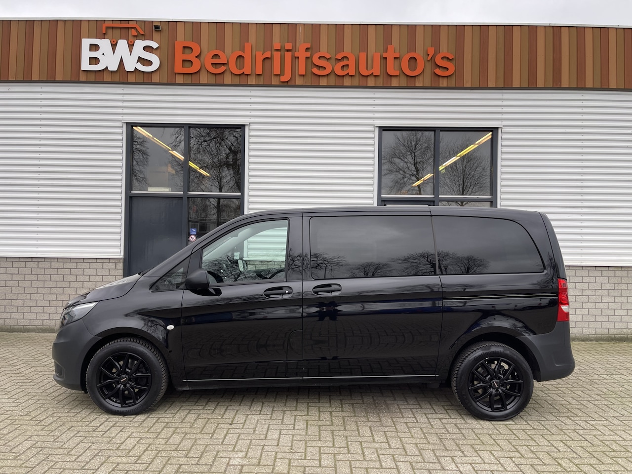 Mercedes-Benz Vito - 116 CDI automaat / speciaal gebouwd voor rolstoel bestuurder / € 27.950 marge / zwart meta - AutoWereld.nl