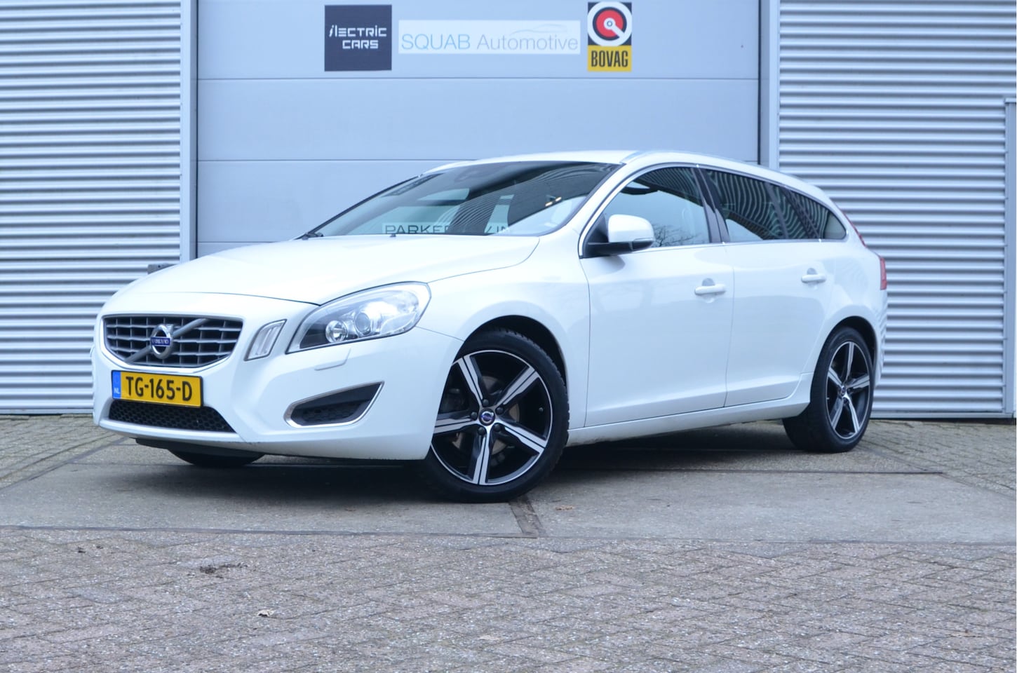 Volvo V60 - 1.6 T3 Summum Leder, 18" Alu, Nw Drukgroep/Massa vliegwiel - AutoWereld.nl