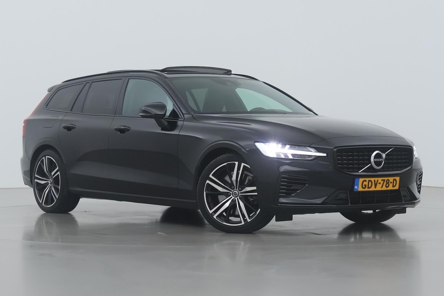 Volvo V60 - T8 Recharge R-Design | Long Range | Panoramadak | Trekhaak | ACC | Stoel+Stuurverwarming - AutoWereld.nl
