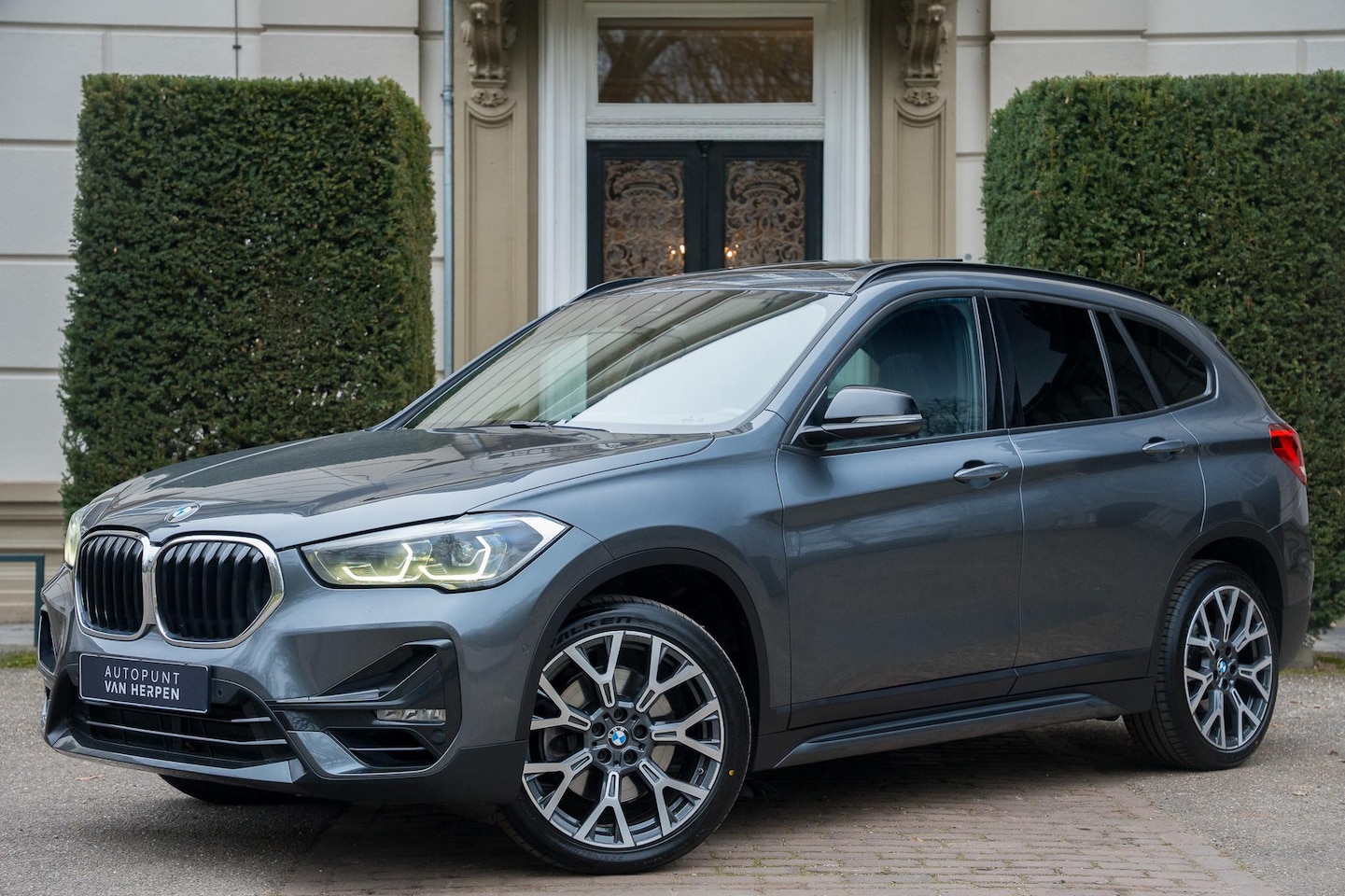 BMW X1 - sDrive20i High Executive TREKHAAK | PANO | CAMERA | HUD | 19 INCH | 1E EIGN - AutoWereld.nl