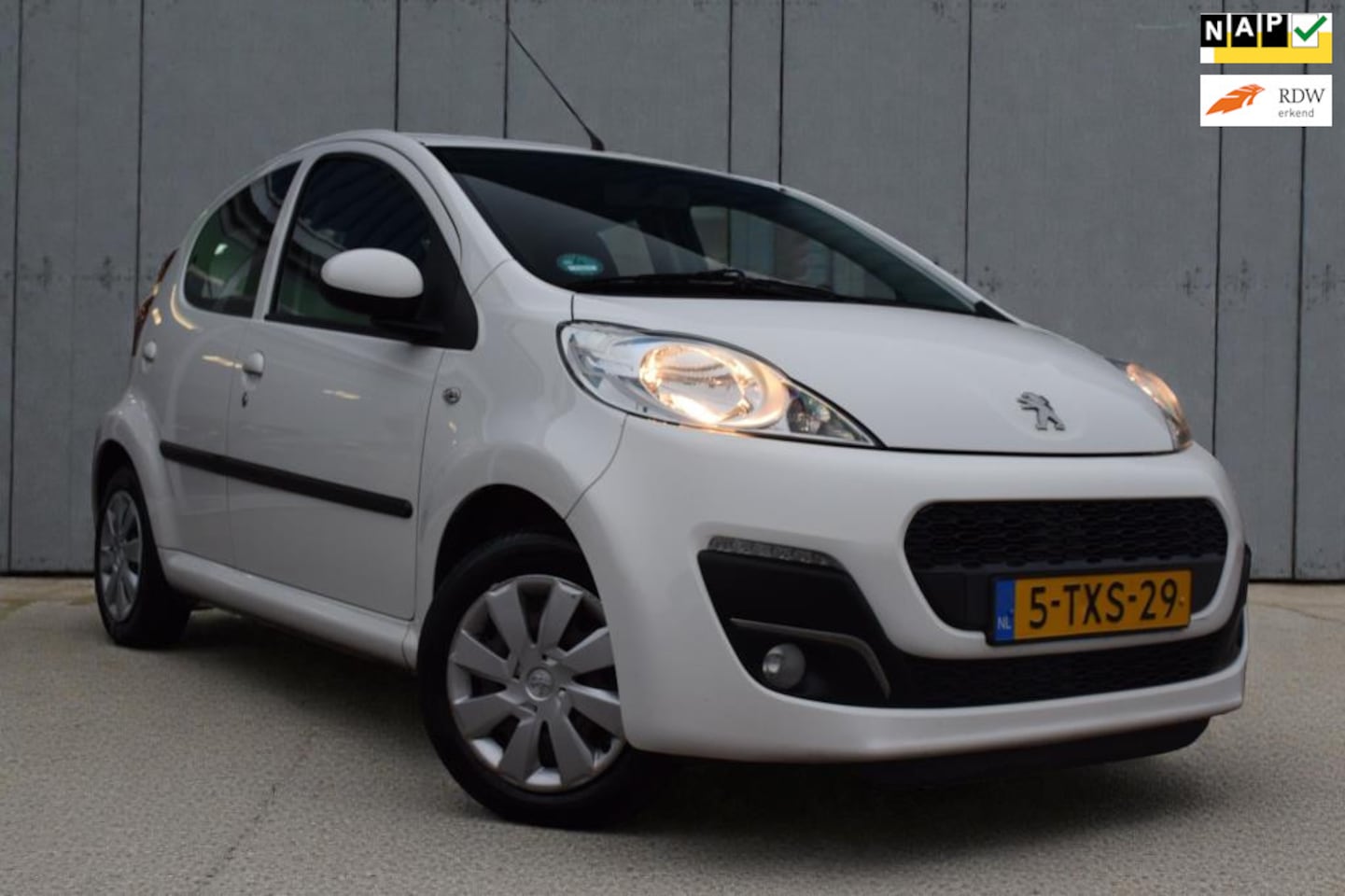 Peugeot 107 - 1.0 Active 1.0 Active, 5-drs, Airco, NAP, Origineel Nederlandse auto, Parrot - AutoWereld.nl
