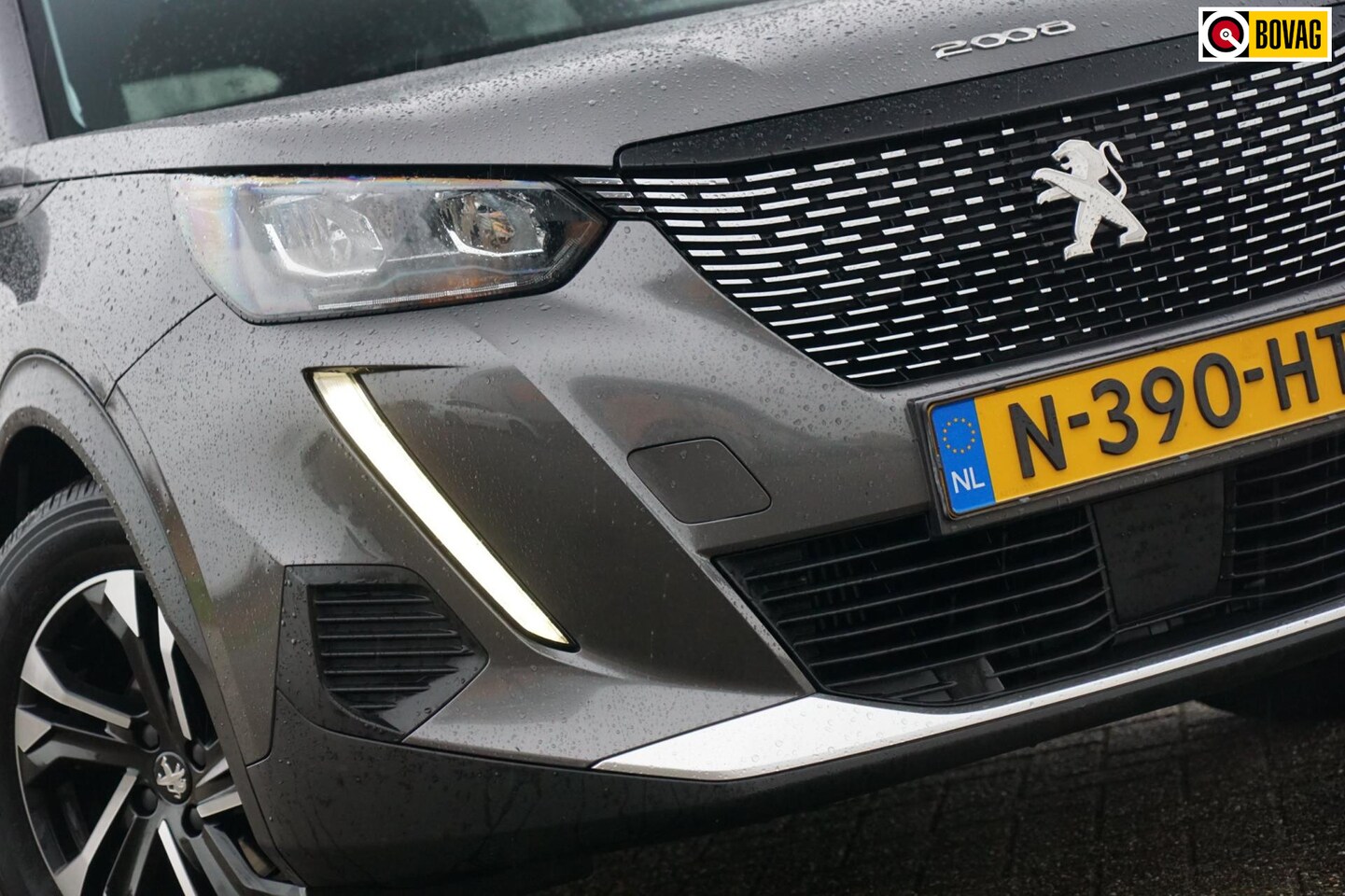 Peugeot 2008 - 1.2 PureTech Allure - Gris Platinium - i-Cockpit/Carplay/Mirrorscreen - AutoWereld.nl