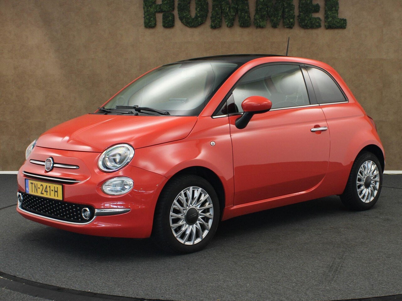 Fiat 500 - 1.2 Lounge - GROOT MULTIMEDIASCHERM - PARKEERSENSOREN ACHTER - AIRCO - PANORAMADAK - 15 IN - AutoWereld.nl