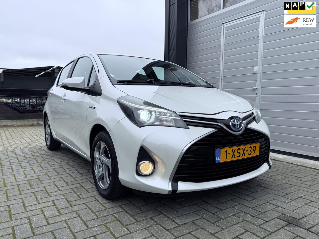 Toyota Yaris - 1.5 Hybrid Lease Navigatie - Achteruitrijcamera - Cruise Control - Xenon - Climate Control - AutoWereld.nl