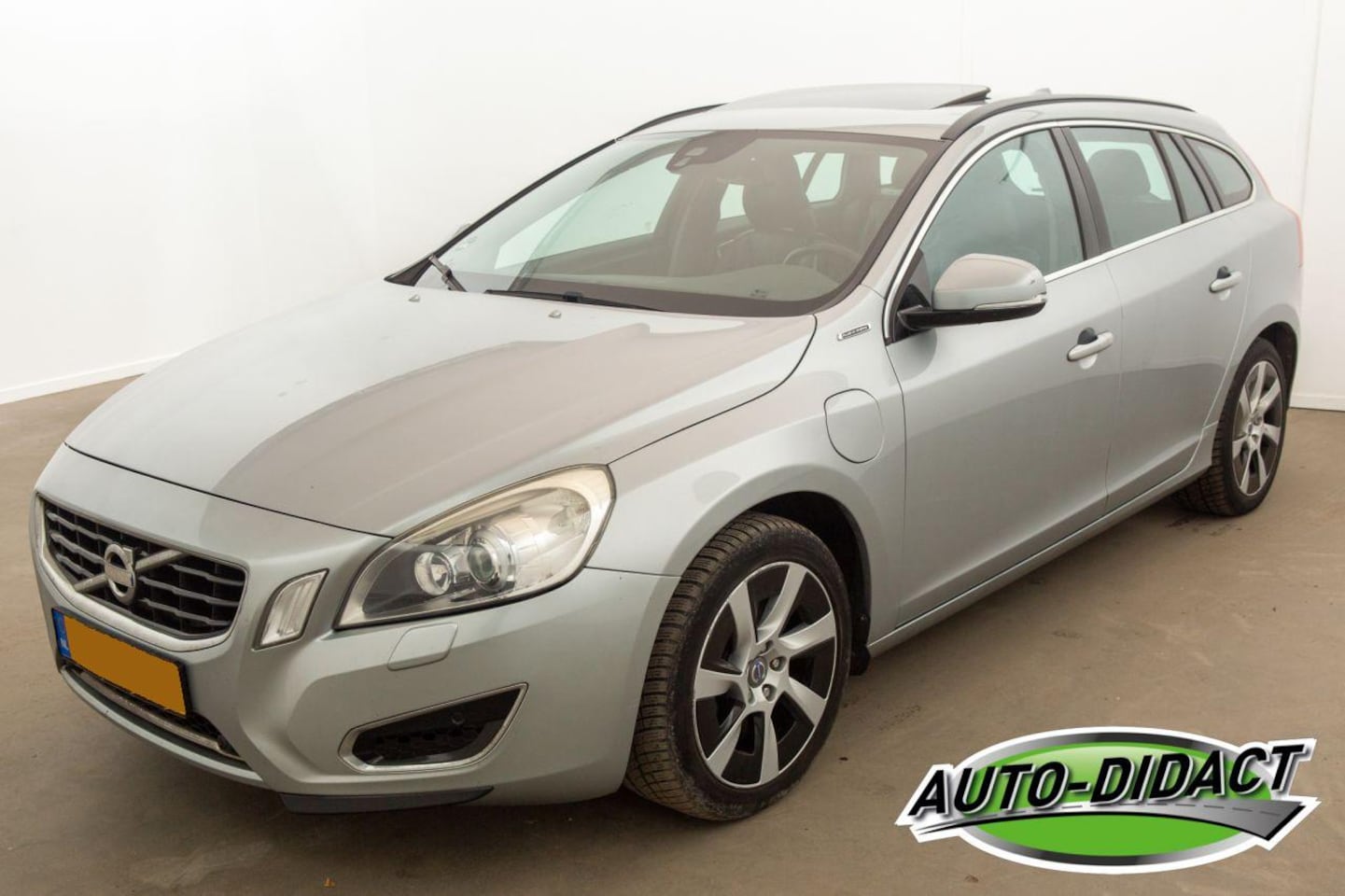 Volvo V60 - V-60 2.4 D6 AWD Automaat Elek Dak Navi Camera Plug-In Hybrid Pure Limited - AutoWereld.nl