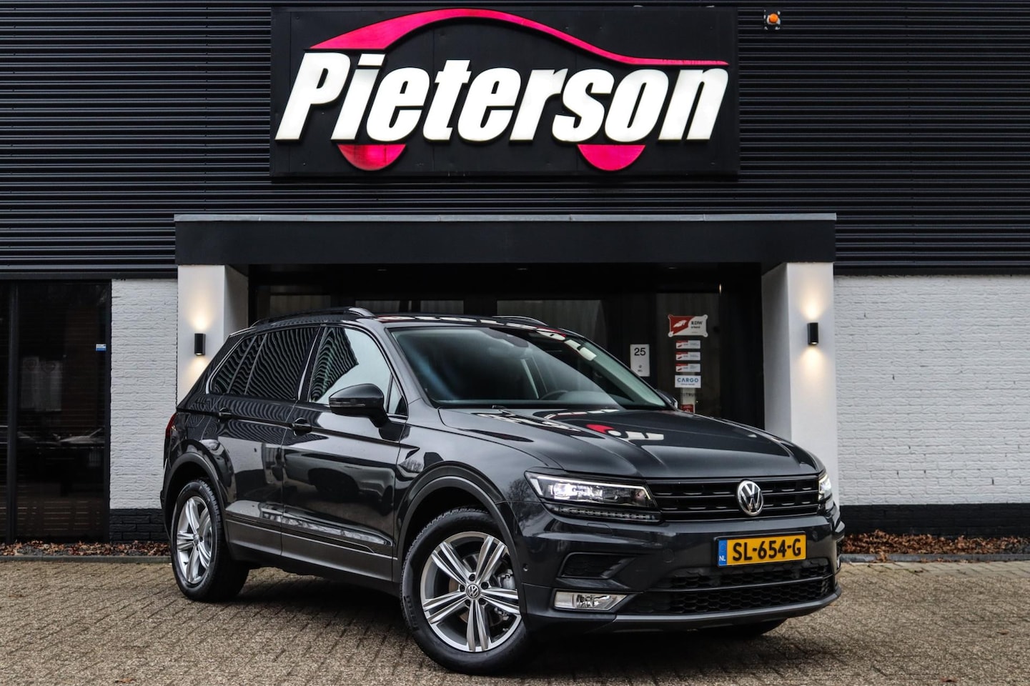Volkswagen Tiguan - 2.0 TDI 4Motion Highline ACC TREKHAAK - AutoWereld.nl