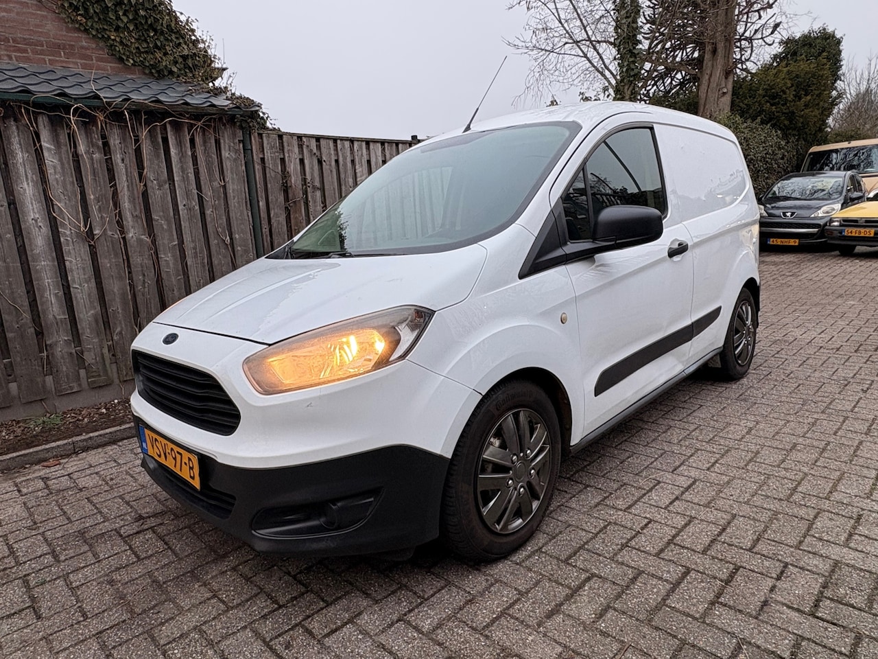 Ford Transit Courier - 1.5 TDCI Ambiente Start&Stop - Airco - AutoWereld.nl