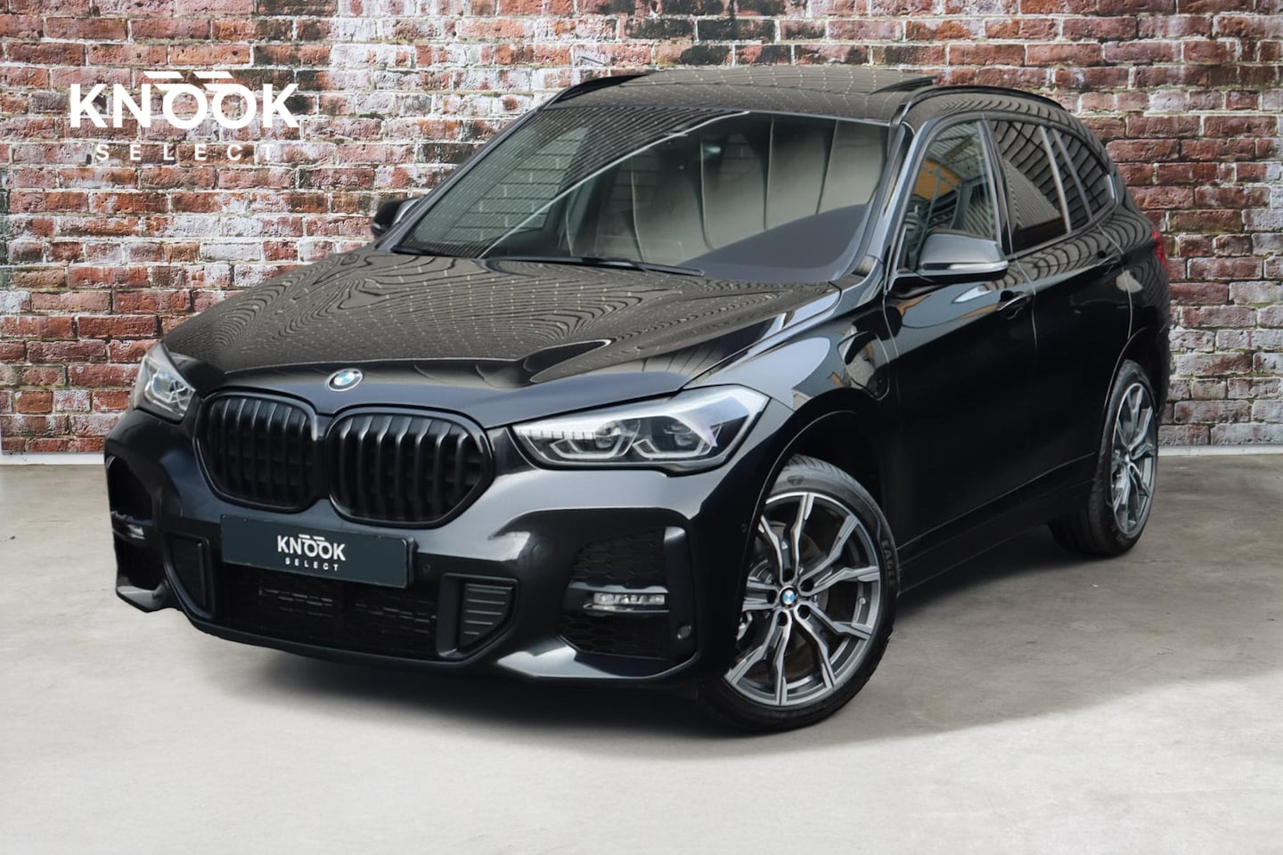 BMW X1 - xDrive25e High Executive M Sport Pakket Automaat / Panoramadak / Trekhaak / Shadow Line / - AutoWereld.nl