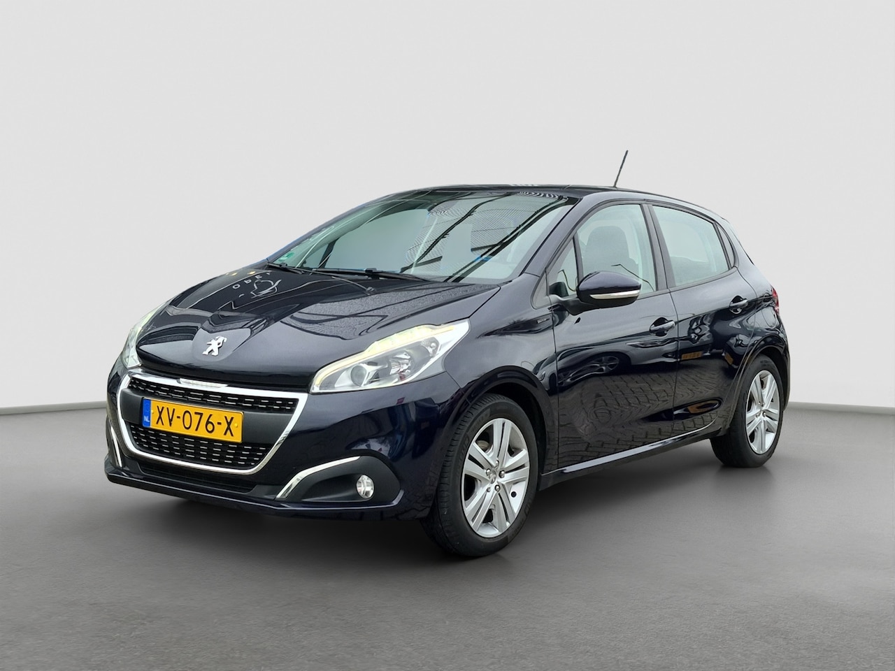 Peugeot 208 - 1.2 PureTech Signature 110pk | Full map navigatie | Parkeersensoren | 16" lichtmetalen vel - AutoWereld.nl