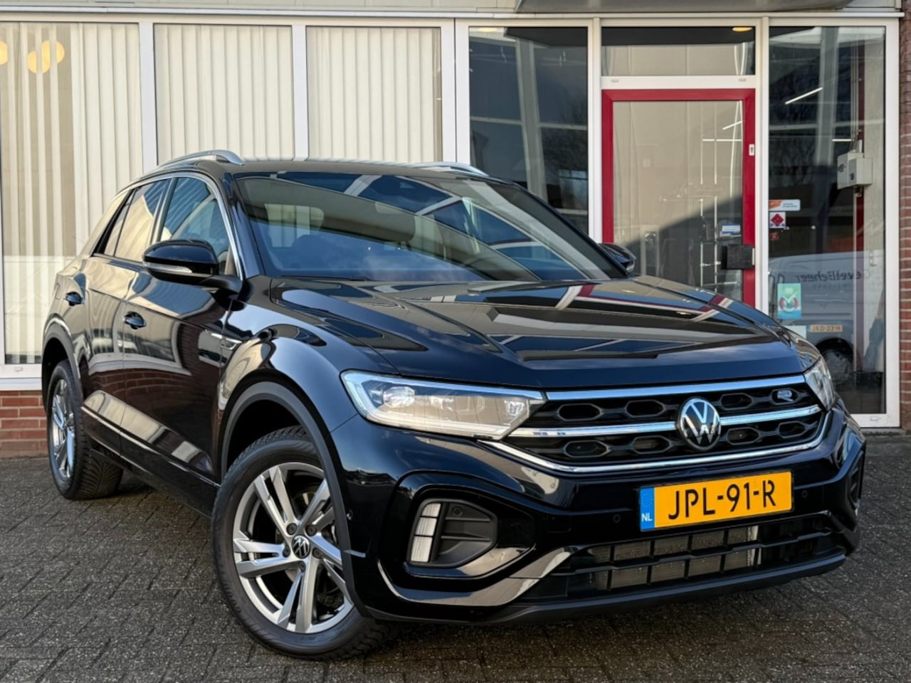 Volkswagen T-Roc - 1.5 TSI R-Line 150 PK I Carplay I Adapt. Cruise I LED I Stoelverwarming - AutoWereld.nl