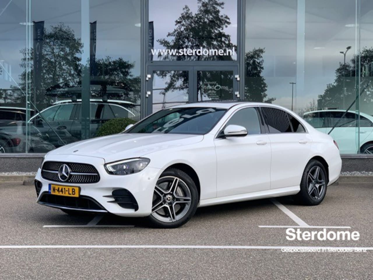 Mercedes-Benz E-klasse - 300 e AMG Line l Schuif- kanteldak l Multibeam LED l Afneembare Trekhaak l Camaera l Stoel - AutoWereld.nl