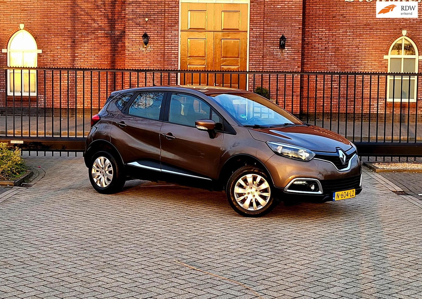 Renault Captur - 0.9 TCe Dynamique / Airco / Navi / Nieuwe Apk / LED / Trekhaak - AutoWereld.nl