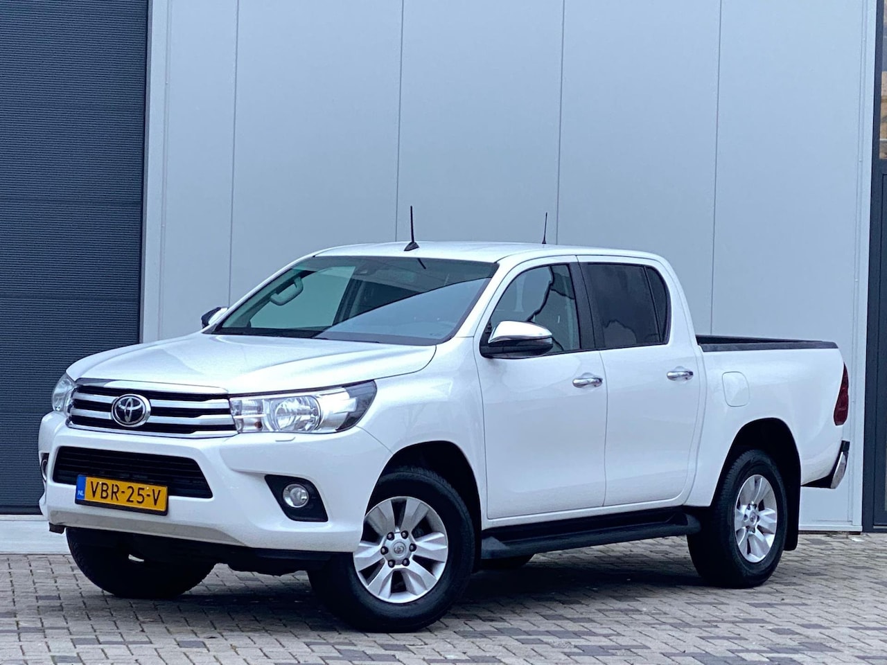 Toyota HiLux - 2.4 D-4D-F Double Cab Professional CAMERA/ GRIJS KENTEKEN - AutoWereld.nl