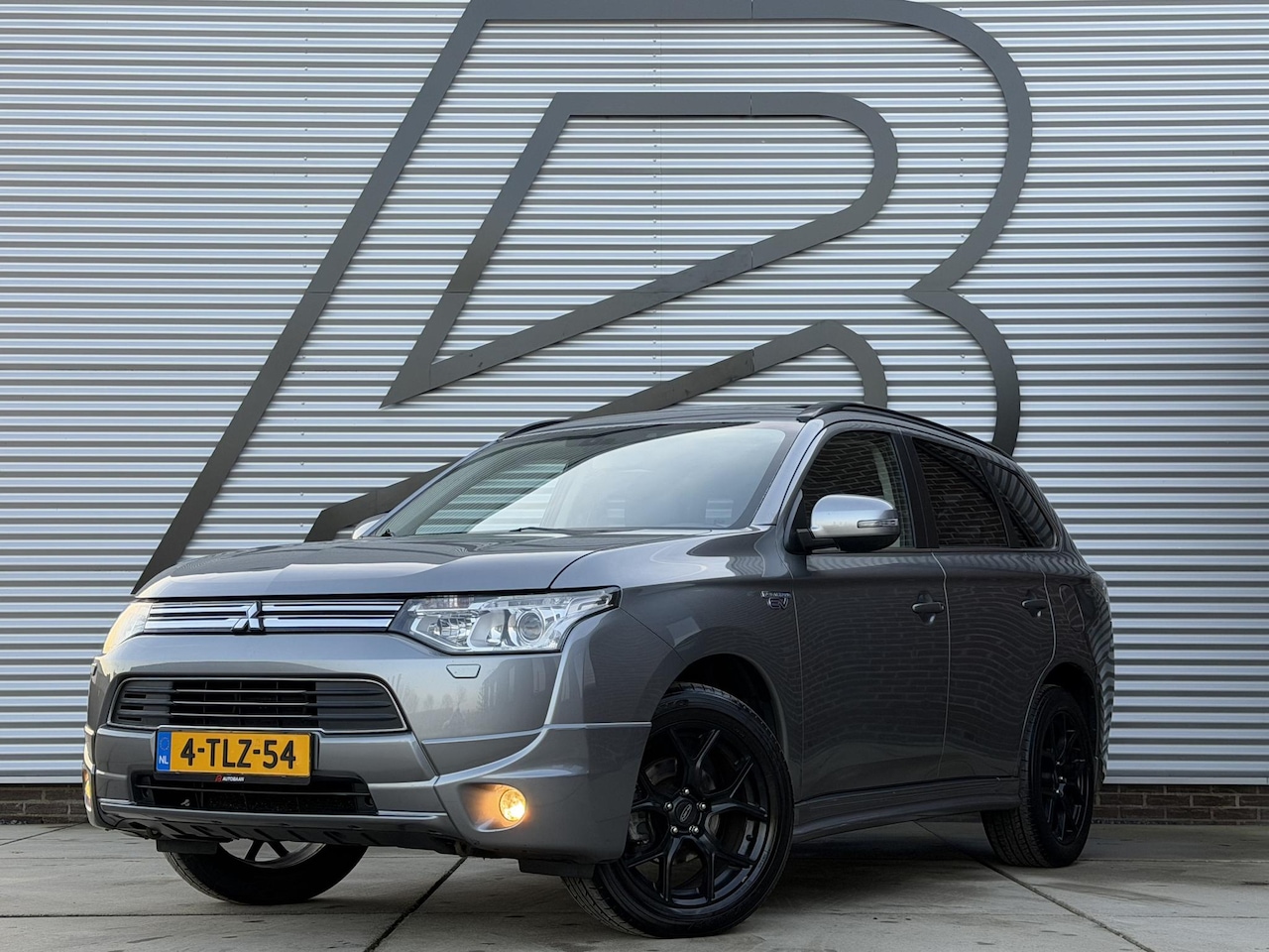 Mitsubishi Outlander - 2.0 PHEV Instyle 2e Eigenaar,Navi,Schuifdak,Trekhaak,Camera,Clima,Cruise,PDC,N.A.P,APK tot - AutoWereld.nl