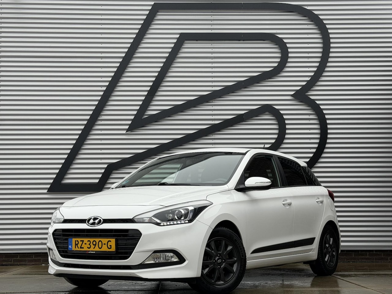 Hyundai i20 - 1.0 T-GDI Black Edition Navi,Camera,Airco,Cruise,PDC,Trekhaak,LM Velgen,N.A.P,101pk,Volled - AutoWereld.nl