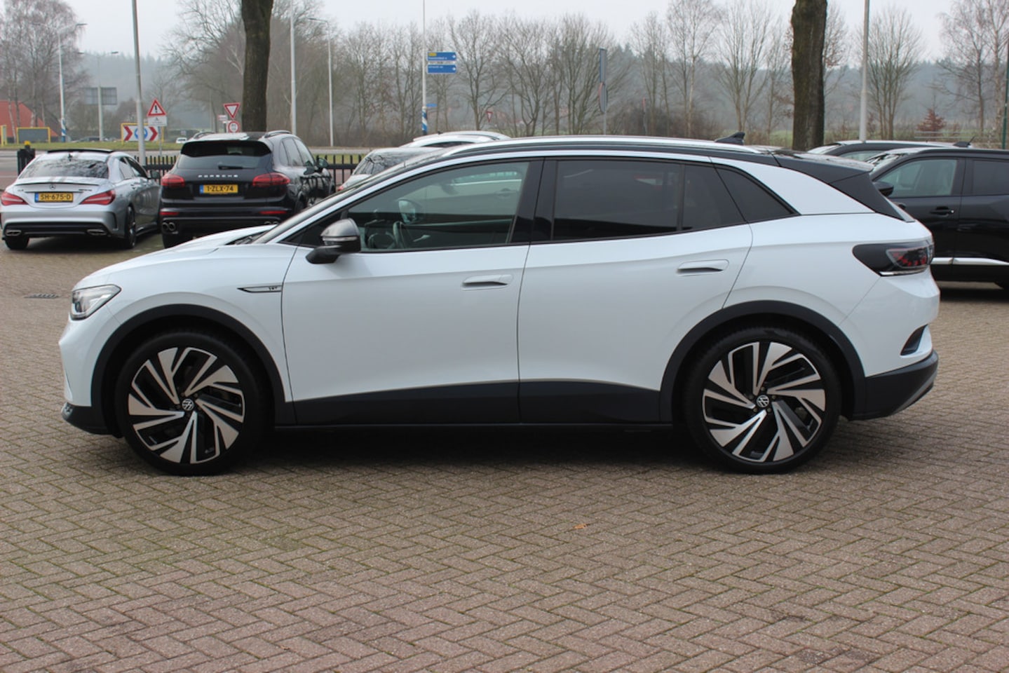 Volkswagen ID.4 - Max 77 kWh / Full option! / Trekhaak / Panoramadak / Camera / Head-up / Keyless / 21'' / A - AutoWereld.nl