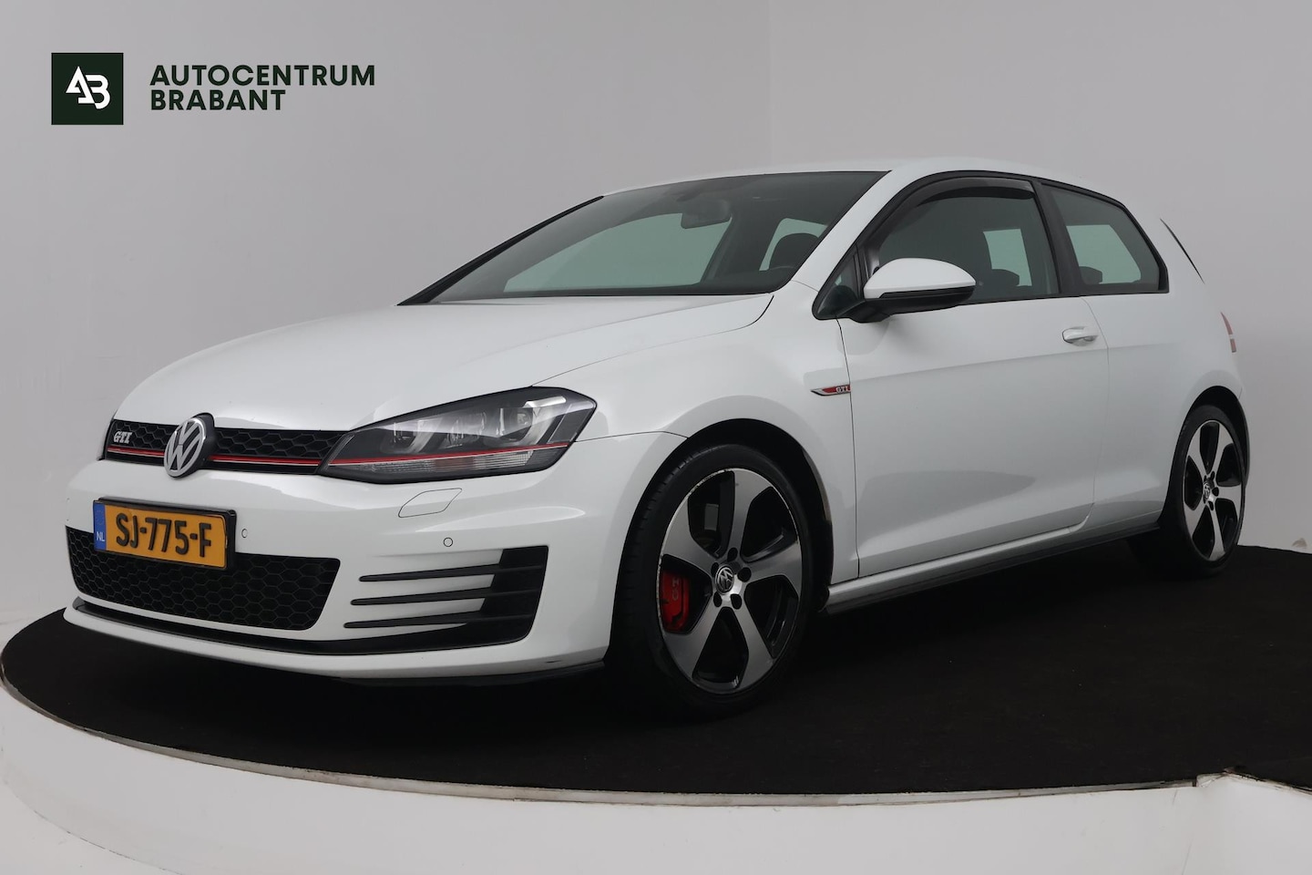 Volkswagen Golf - 2.0 TSI GTI Performance (STOELVERWARMING, NAVIGATIE, CRUISE CONTROL, PARKEERSENSOREN) - AutoWereld.nl