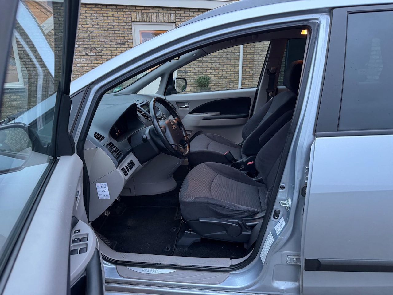 Mitsubishi Grandis - 2.4-16V InSport 7 persoons - AutoWereld.nl