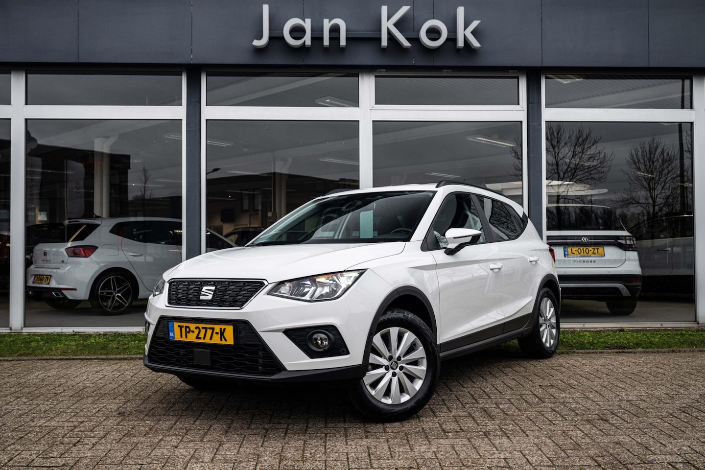 SEAT Arona - 1.0 TSi 115 pk DSG-7 Style Business Intense | Stoelverwarming | Camera | Trekhaak - AutoWereld.nl