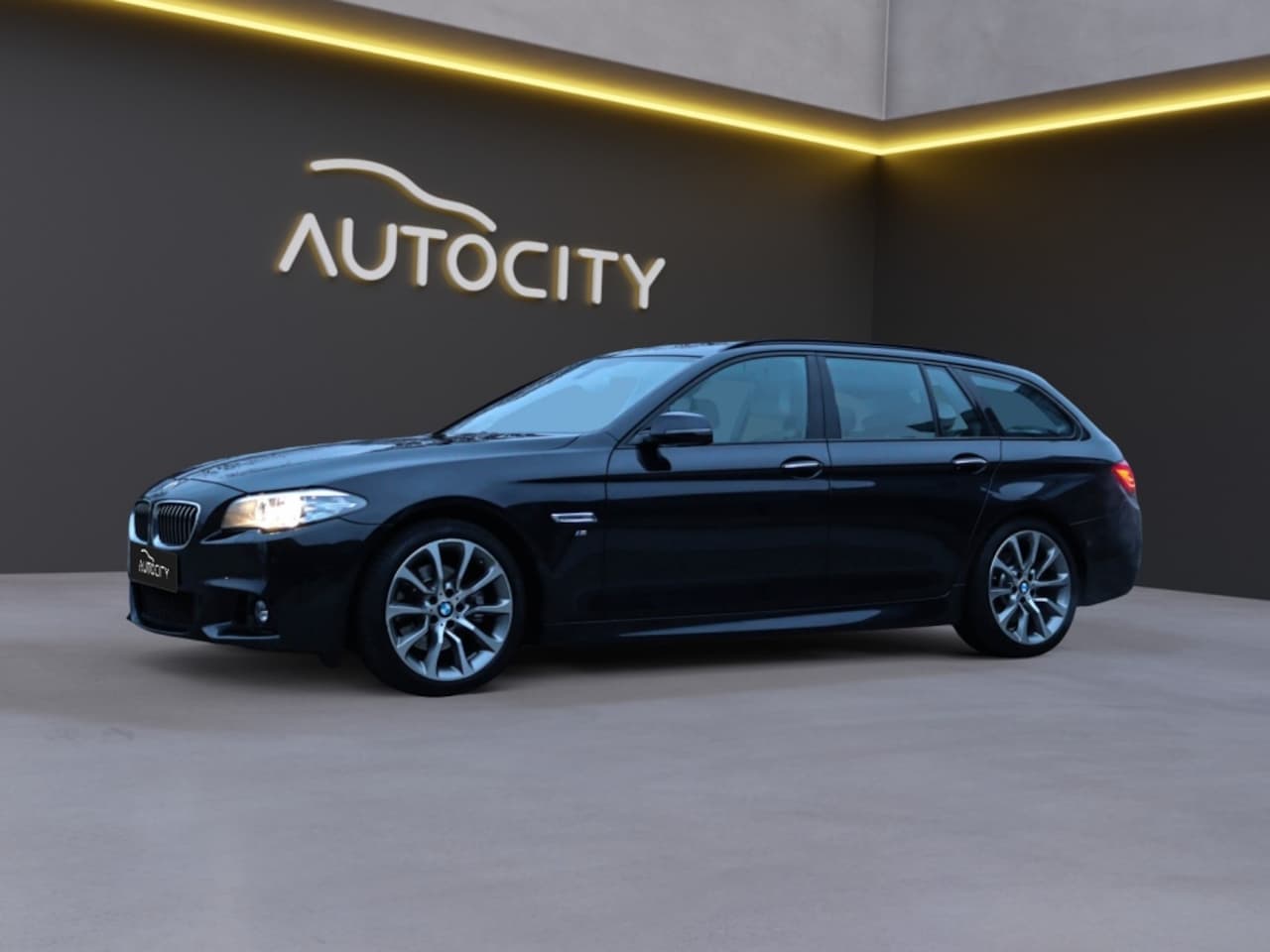 BMW 5-serie Touring - 520 i M Sport High Executive Pano l Leder l Camera l Memory - AutoWereld.nl