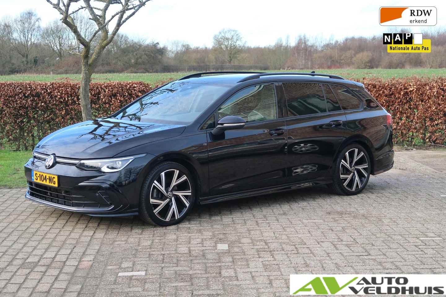 Volkswagen Golf Variant - 1.5 eTSI R-Line Business+ PANO TREKHAAK - AutoWereld.nl