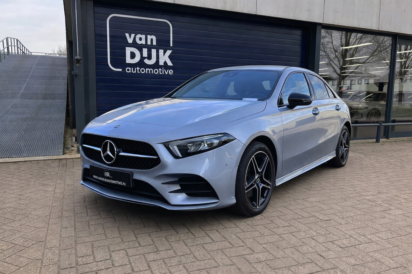 Mercedes-Benz A-klasse - 250 e AMG Line PANORAMADAK TREKHAAK ZWENKBAAR NIGHT PAKKET DEELS LEDER STOELVERWARMING NAV - AutoWereld.nl