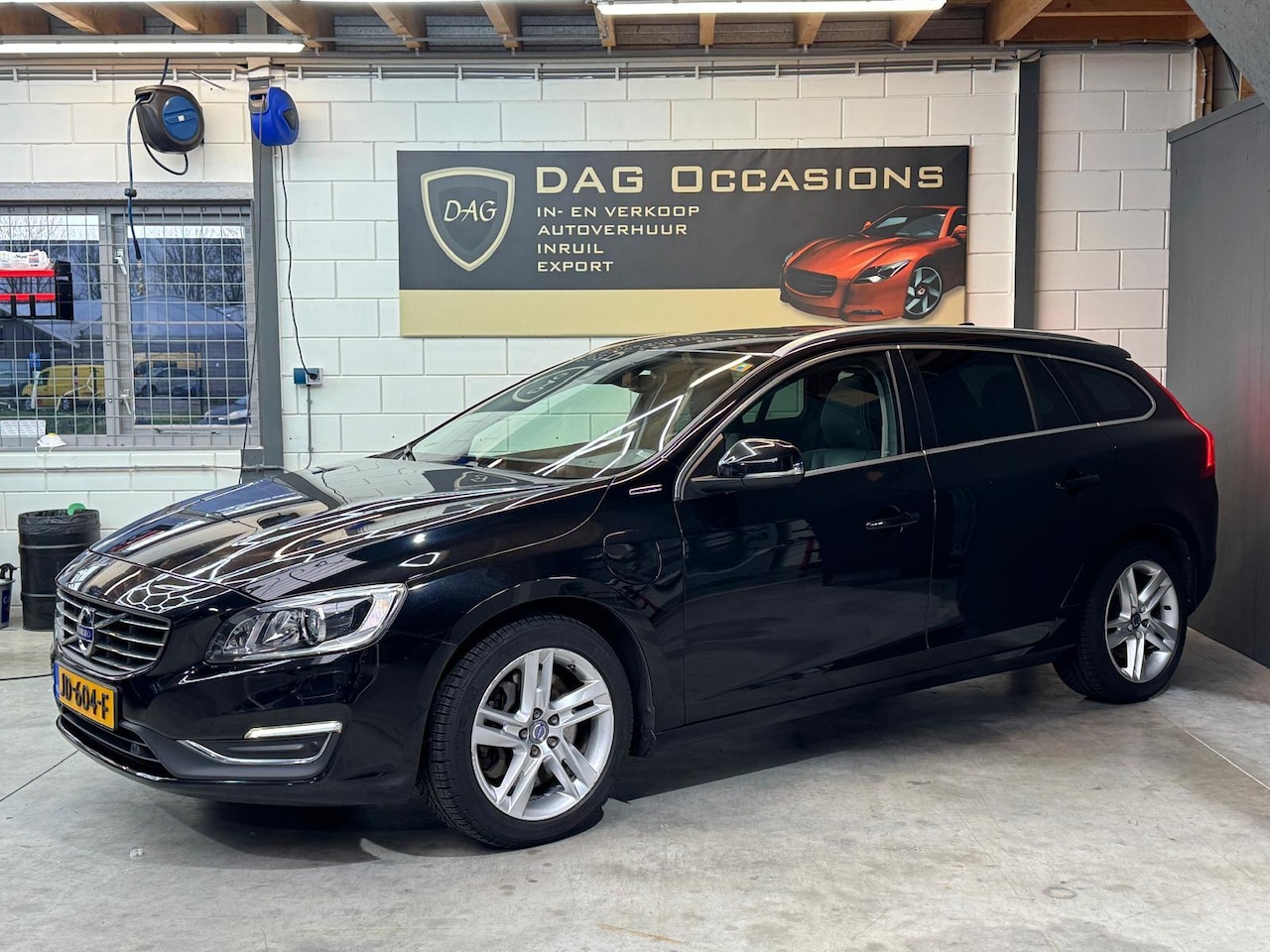 Volvo V60 - 2.4 D6 Twin Engine R-Design 4x4|CAMERA|DEALER|LEER - AutoWereld.nl
