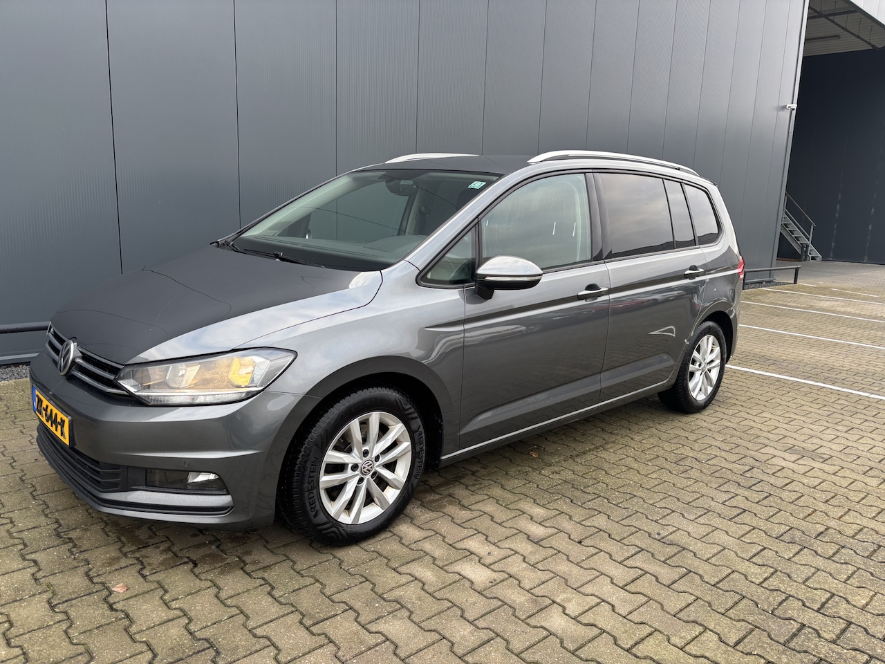 Volkswagen Touran - 1.6 TDI SCR Comfortline Business 7p Trekhaak, Stoelverwarming & Elektrische kofferklep - AutoWereld.nl