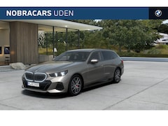 BMW 5-serie Touring - 520i M Sport Automaat / Trekhaak / Adaptieve LED / Comfort Access / Parking Assistant Plus