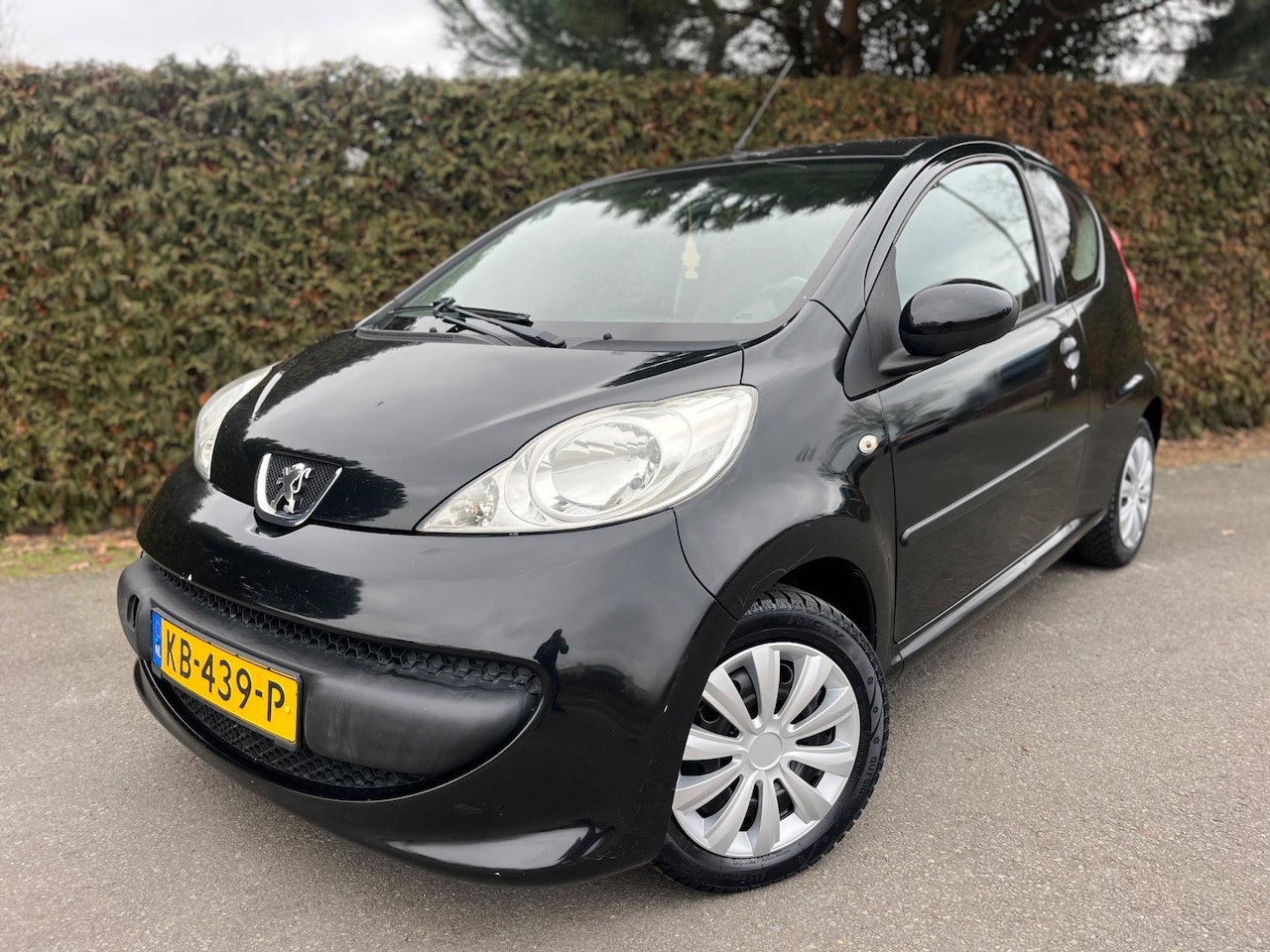 Peugeot 107 - 1.0-12V XR ZWART AIRCO TOERENTELLER APK KOOPJE !! - AutoWereld.nl