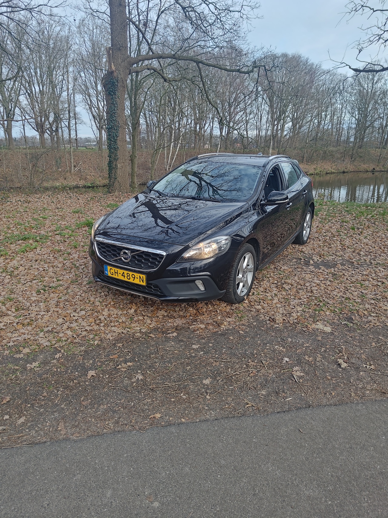 Volvo V40 Cross Country - 1.6 T4 Momentum 132KW NAP Zwart - AutoWereld.nl