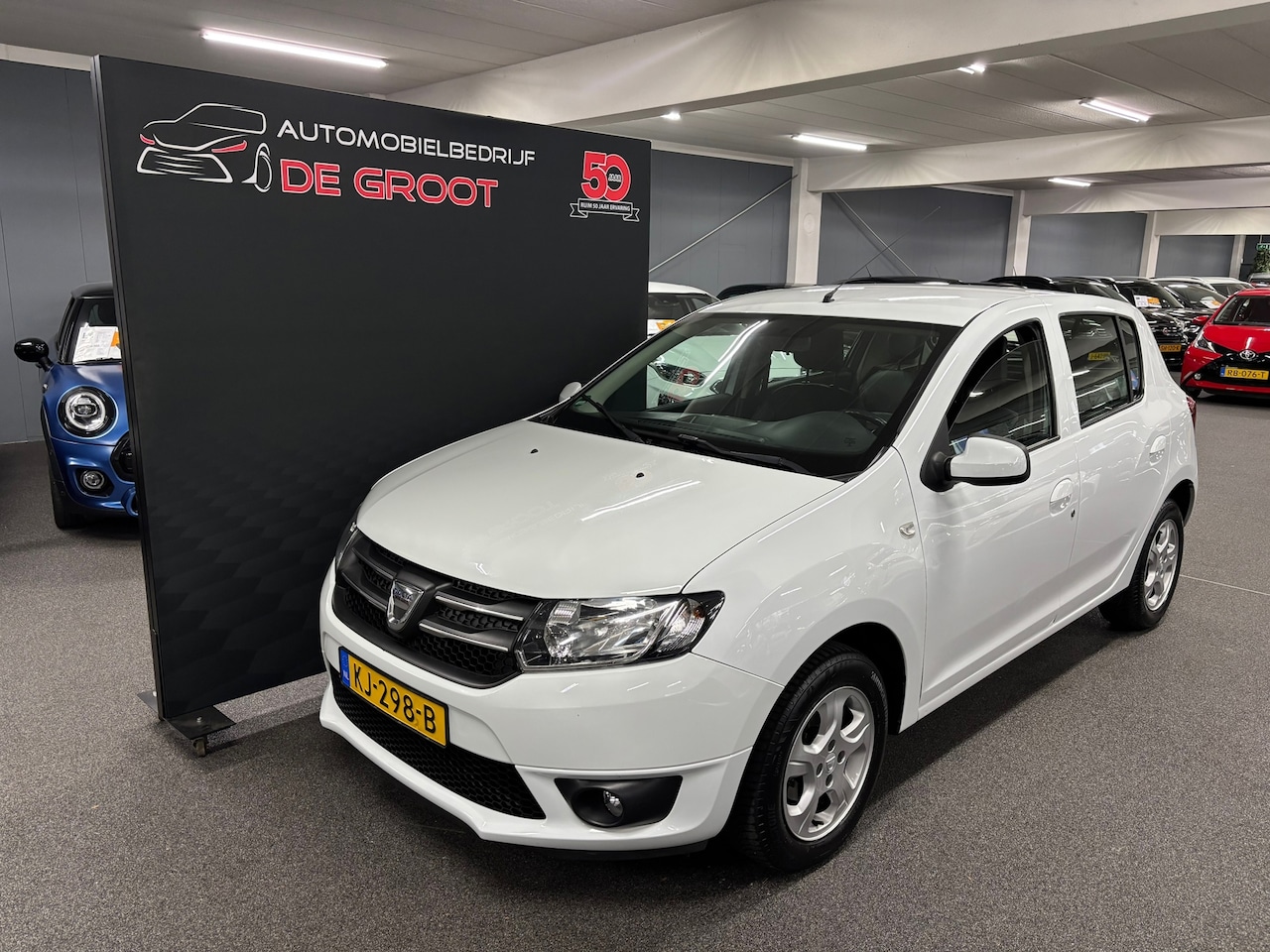 Dacia Sandero - 0.9 TCe Easy-R Lauréate Automaat met Navigatie, Trekhaak, Cruise Control, Airco, Electrisc - AutoWereld.nl