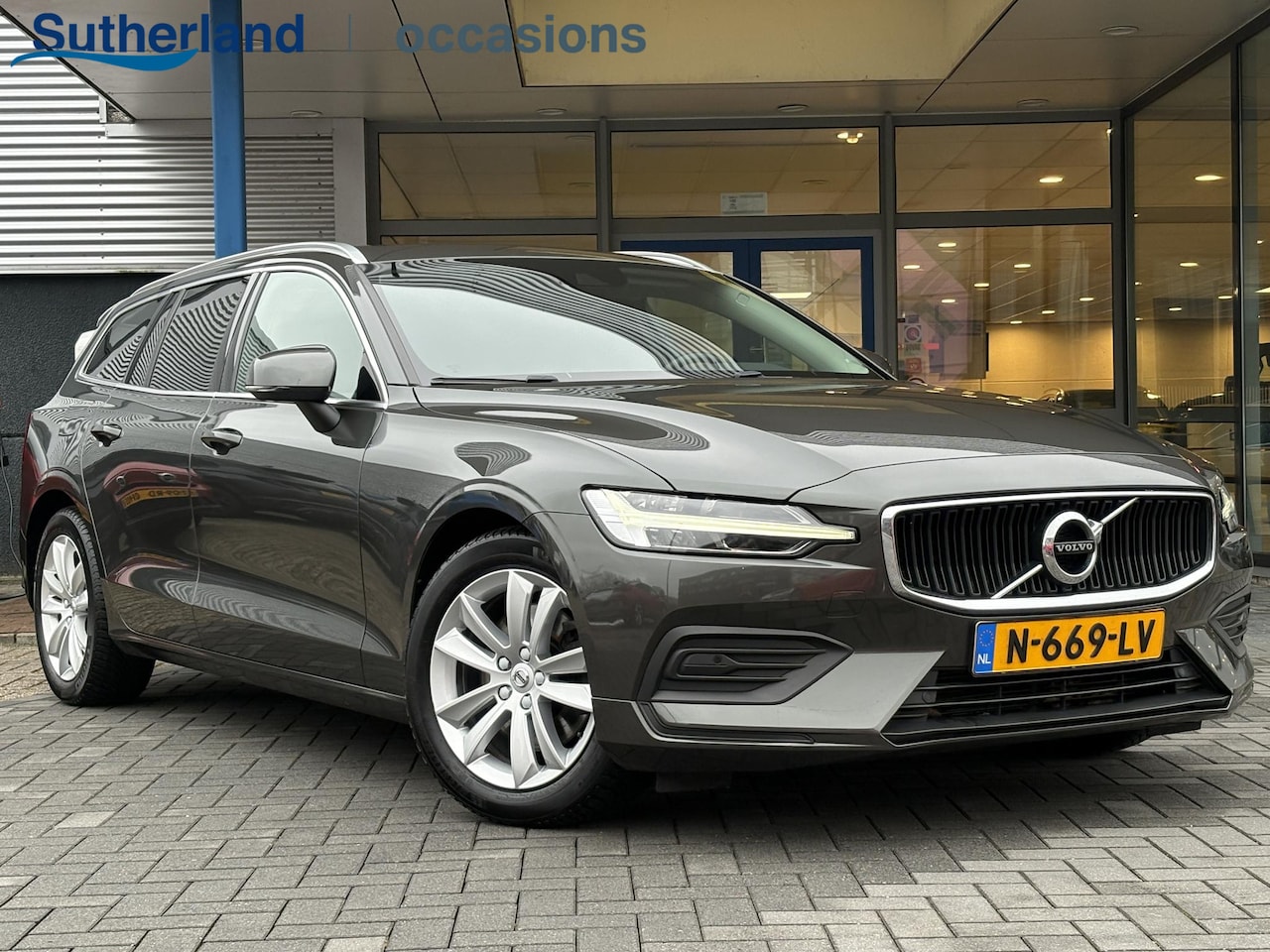 Volvo V60 - 2.0 B4 Momentum Business 197pk | Wegklapbare Trekhaak | Leder | Adaptive Cruise | Stoel- & - AutoWereld.nl