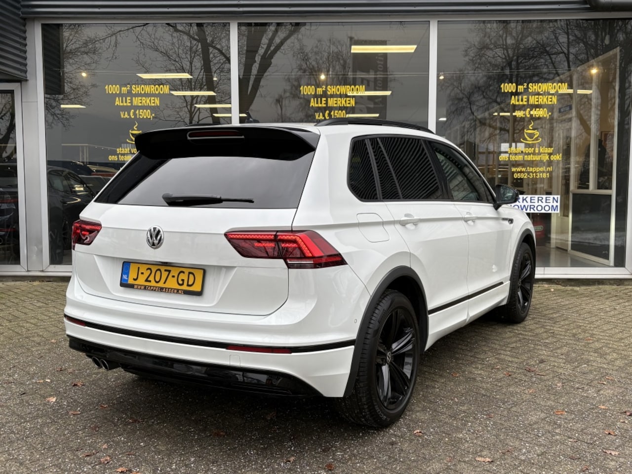 Volkswagen Tiguan - 1.5 TSI Highline Business R-Line 360Cam/Pano/Trekhaak - AutoWereld.nl