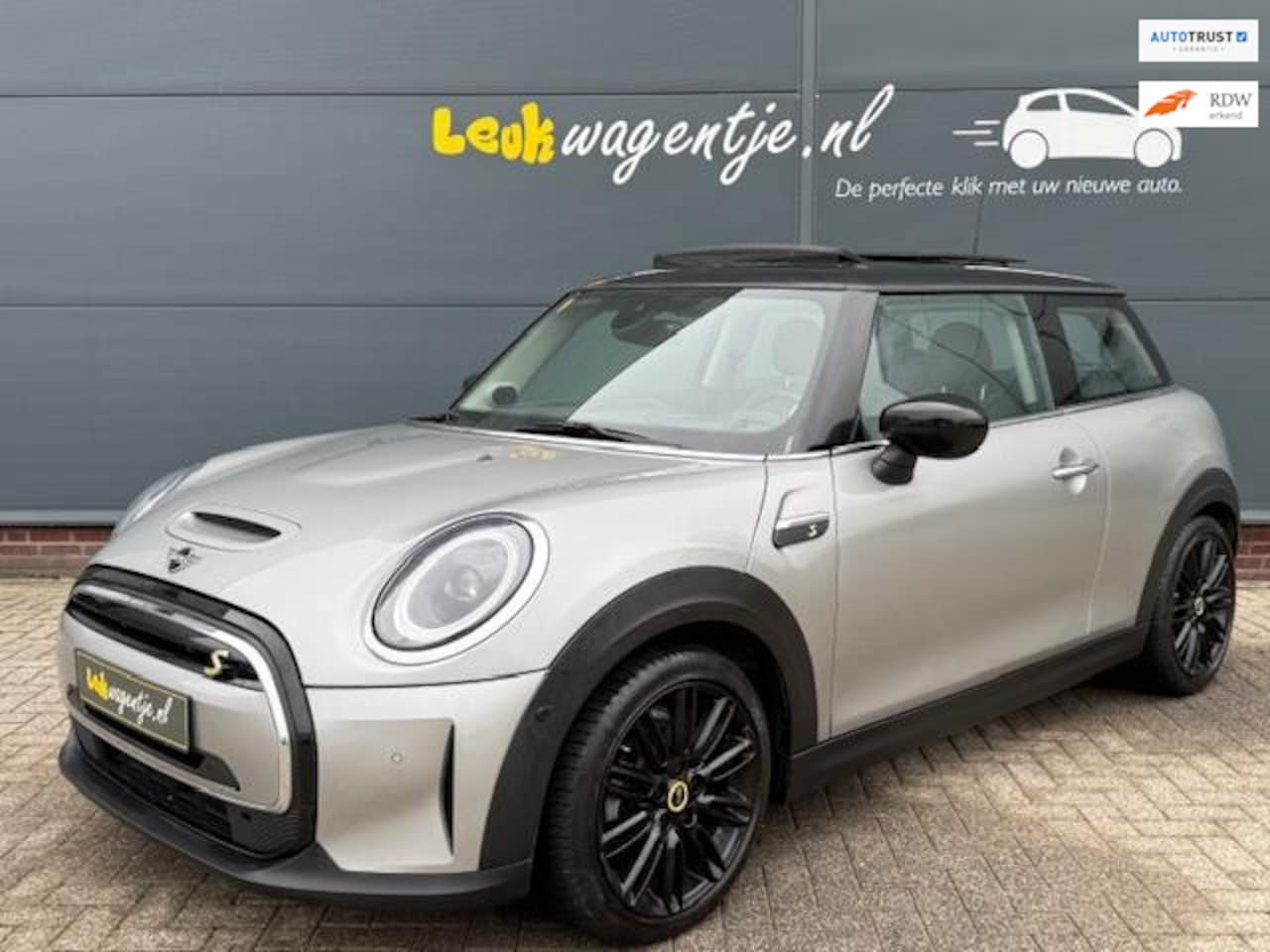 MINI Mini-Electric - Classic 33 kWh *schuifdak *camera *headup - AutoWereld.nl