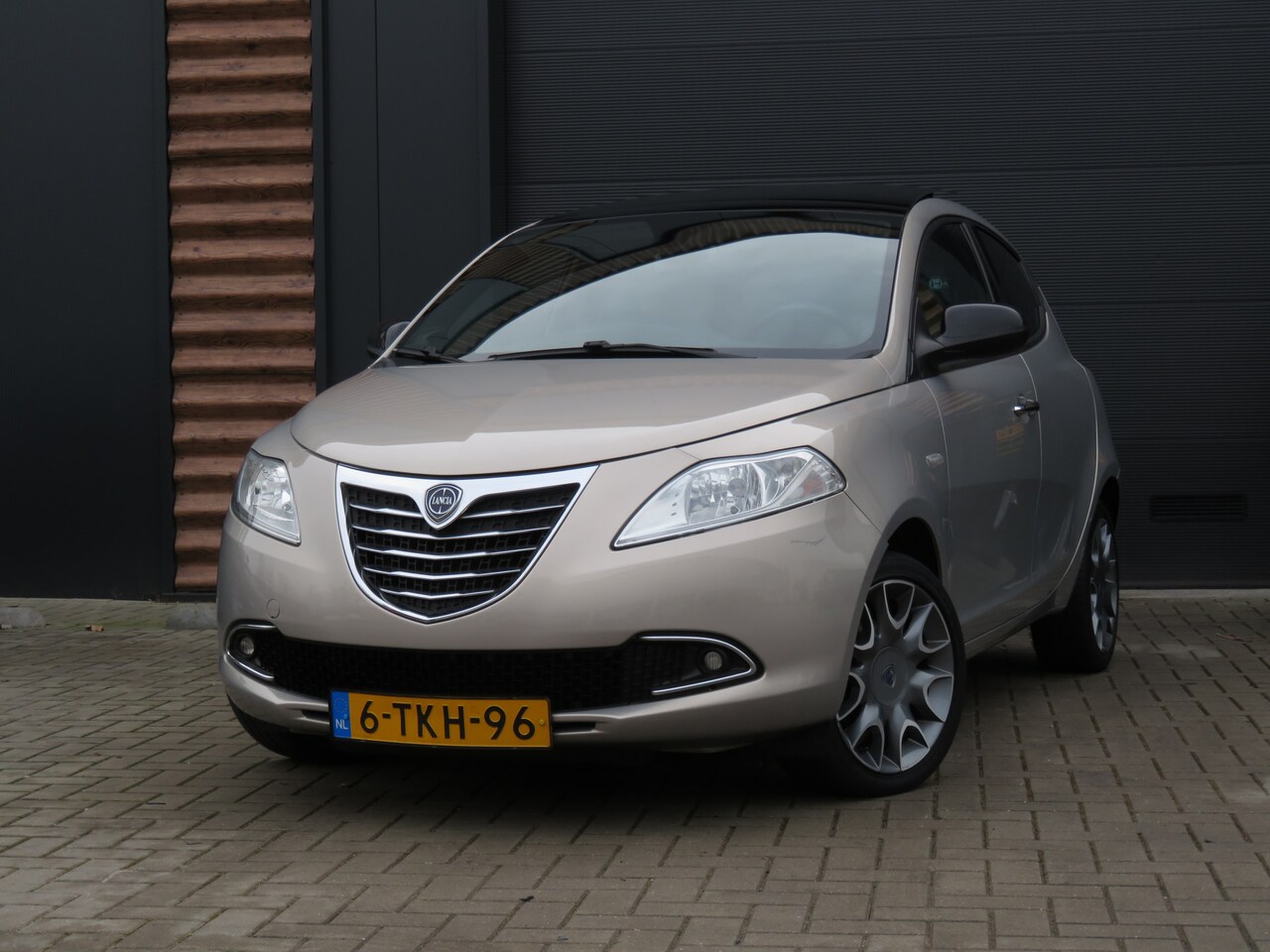 Lancia Y(psilon) - Ypsilon 0.9 TwinAir Automaat Platinum Airco Cr-Control Panoramadak Nw APK - AutoWereld.nl