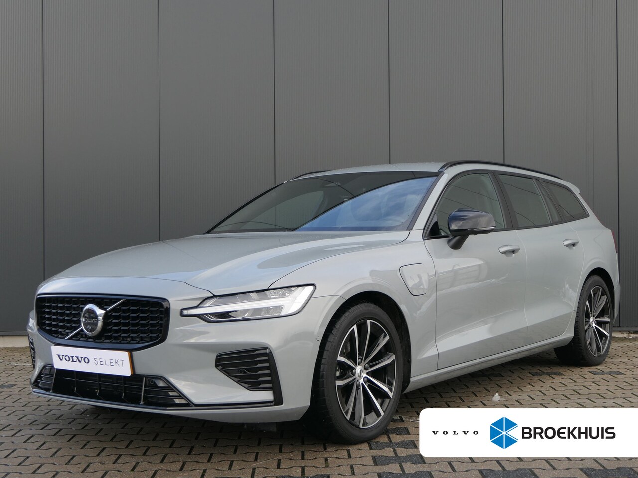 Volvo V60 - T6 Plug-in hybrid AWD Plus Dark | Trekhaak | Harman/Kardon | Verwarmbare Stoelen / Stuurwi - AutoWereld.nl