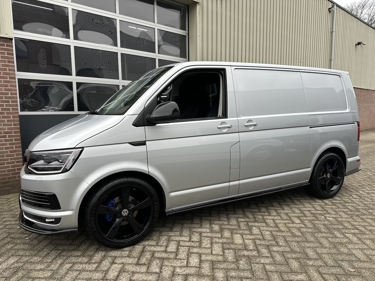 Volkswagen Transporter - 2.0 TDI 150pk Aut.L1 4Motion Highline 2 Schuifdeuren,Leer,Navi,Schuifdak,19"Lmv,Enz Enz - AutoWereld.nl