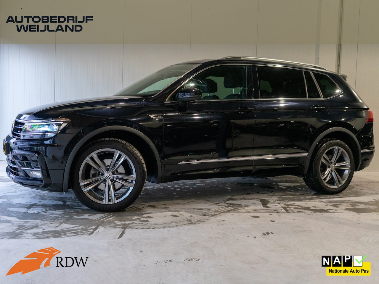 Volkswagen Tiguan Allspace - 1.5 TSI Highline Business R 7p. I 1ste eig. I R-line I Keyless I Trekhaak I  I 19" I Pano - AutoWereld.nl