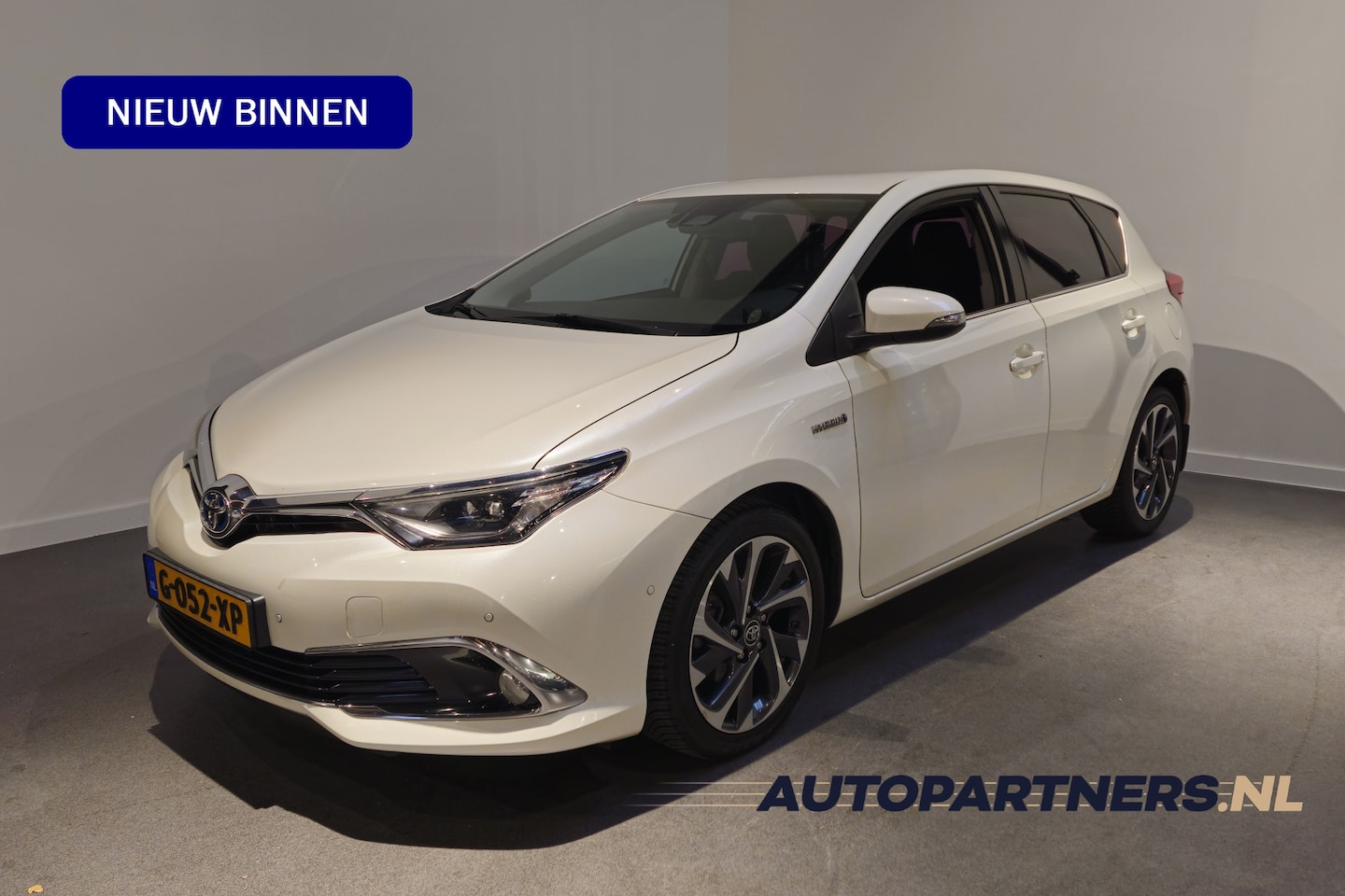 Toyota Auris - 1.8 Hybrid Trend - Parelmoerlak - Cruise - Camera - Sensoren voor/achter - 17" - AutoWereld.nl