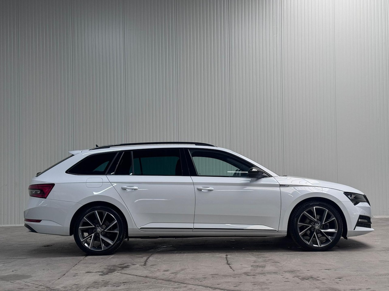 Skoda Superb Combi - 1.4 TSI iV Sportline DSG PHEV CAMERA l KEYLESS l RS-ZETELS l SFEER l CARPLAY l DAB - AutoWereld.nl
