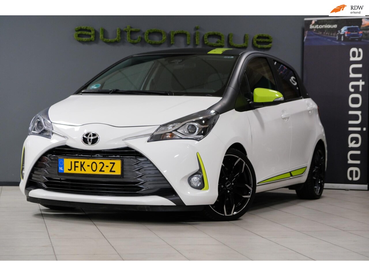 Toyota Yaris - 1.5 VVT-i Executive Y20 Jubileum editie 4cil/6-bak - AutoWereld.nl