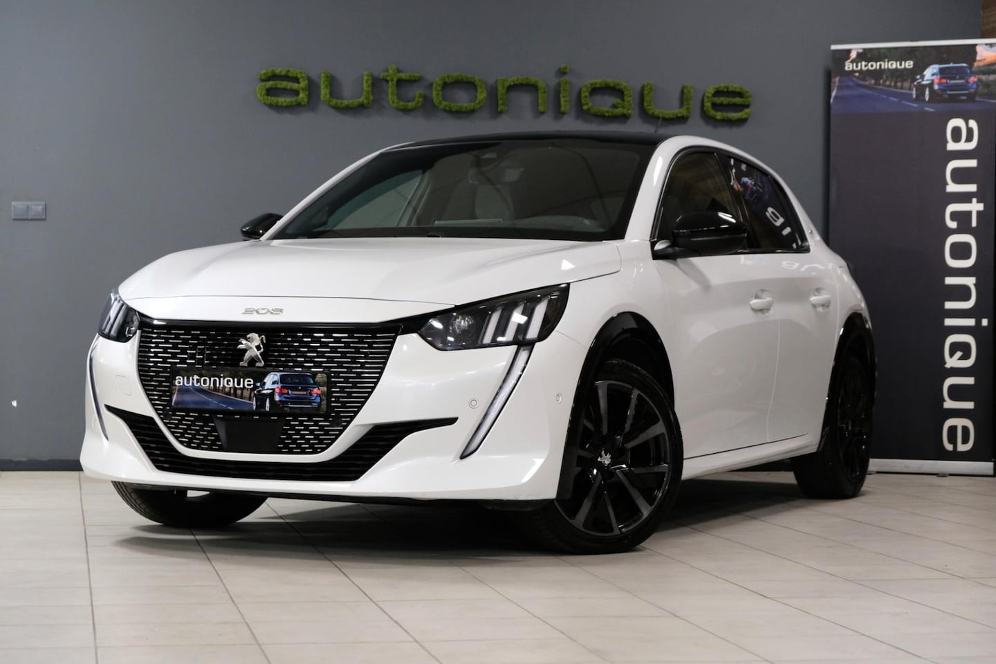 Peugeot 208 - 1.2 PureTech GT Pack *PANORAMADAK* Leder/Alcantara|Apple Carplay/Camera - AutoWereld.nl