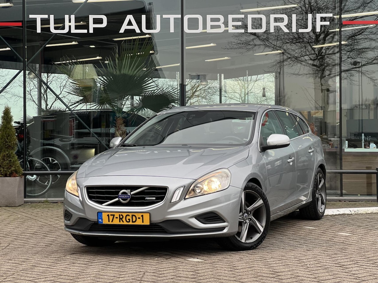 Volvo V60 - 1.6 T4 R-Design Automaat Trekhaak Dealer NAP - AutoWereld.nl