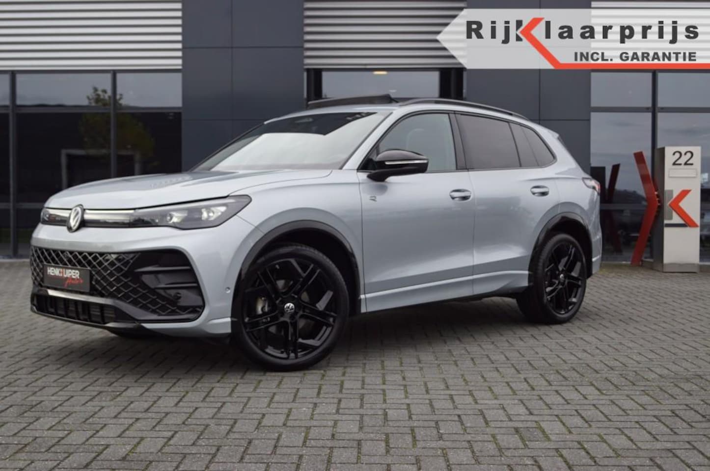 Volkswagen Tiguan - 1.5 eTSI DSG R-Line Black st 150pk /Panodak/Navi/360gr.Camera/Matrix LED/Trekh wegkl - AutoWereld.nl