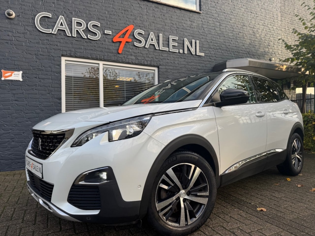 Peugeot 3008 - 1.2 Allure 130pk + 360 Camera + Car-play + Key less +  1/2 Leder + 18 inch Lmv - AutoWereld.nl